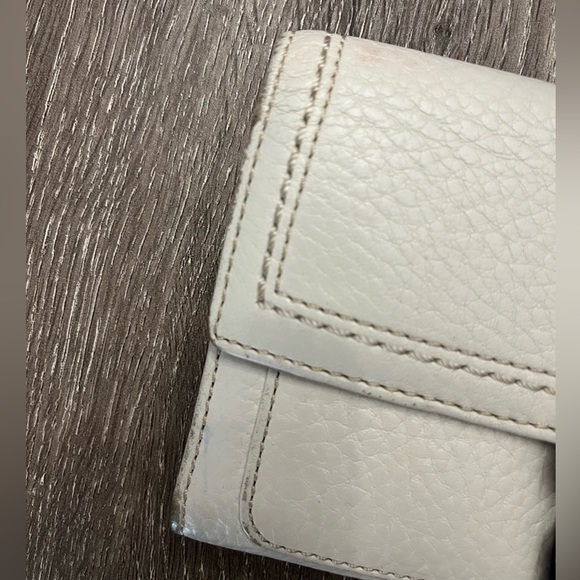 White ‘Coach’ brand wallet. Brown interior. Scuffs and marks on edges of wallet. - Picture 5 of 5